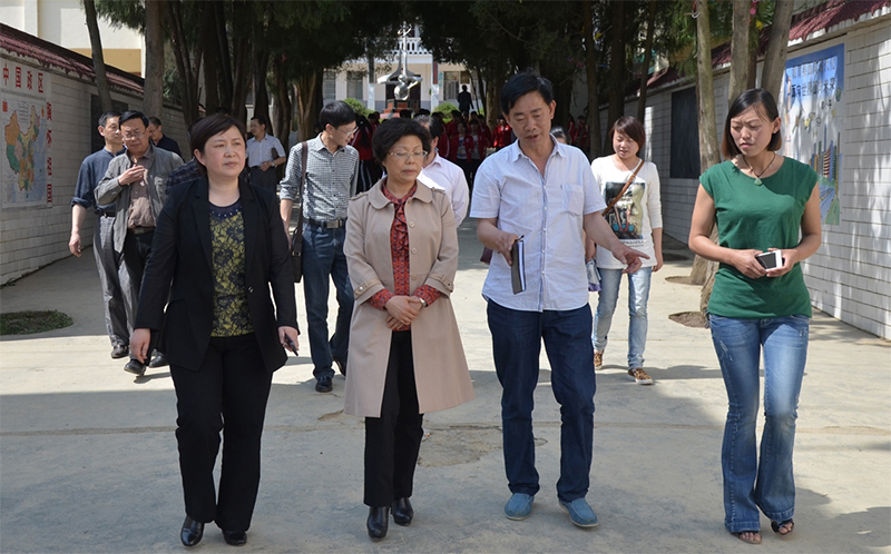 原畢節(jié)市副市長(zhǎng)冉霞(左二)、縣政協(xié)主席 安玲（左一）一行來(lái)我校調(diào)研